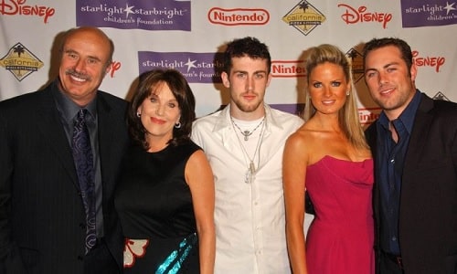 A picture of Robin McGraw with her husband, sons and a daughter-in-law.